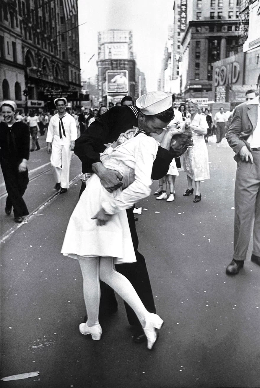 더 키스(The kiss)&#44; 수병의 키스(kissing Sailor)라고도 불리는 유명한 사진&#44; &#39;타임스퀘어의 대일 전승기념일(V-J Day in Times Square)&#39; - 출처 : LIFE