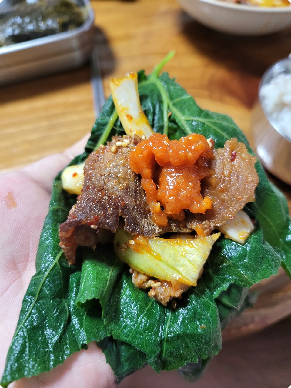  호박잎 쌈에 제육볶음을 얹져서 맛있는 한쌈 하실랍니까?