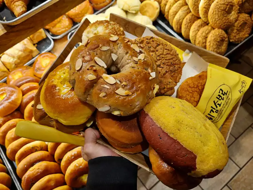 고르고 골라서 빵을 이만큼 담았습니다.