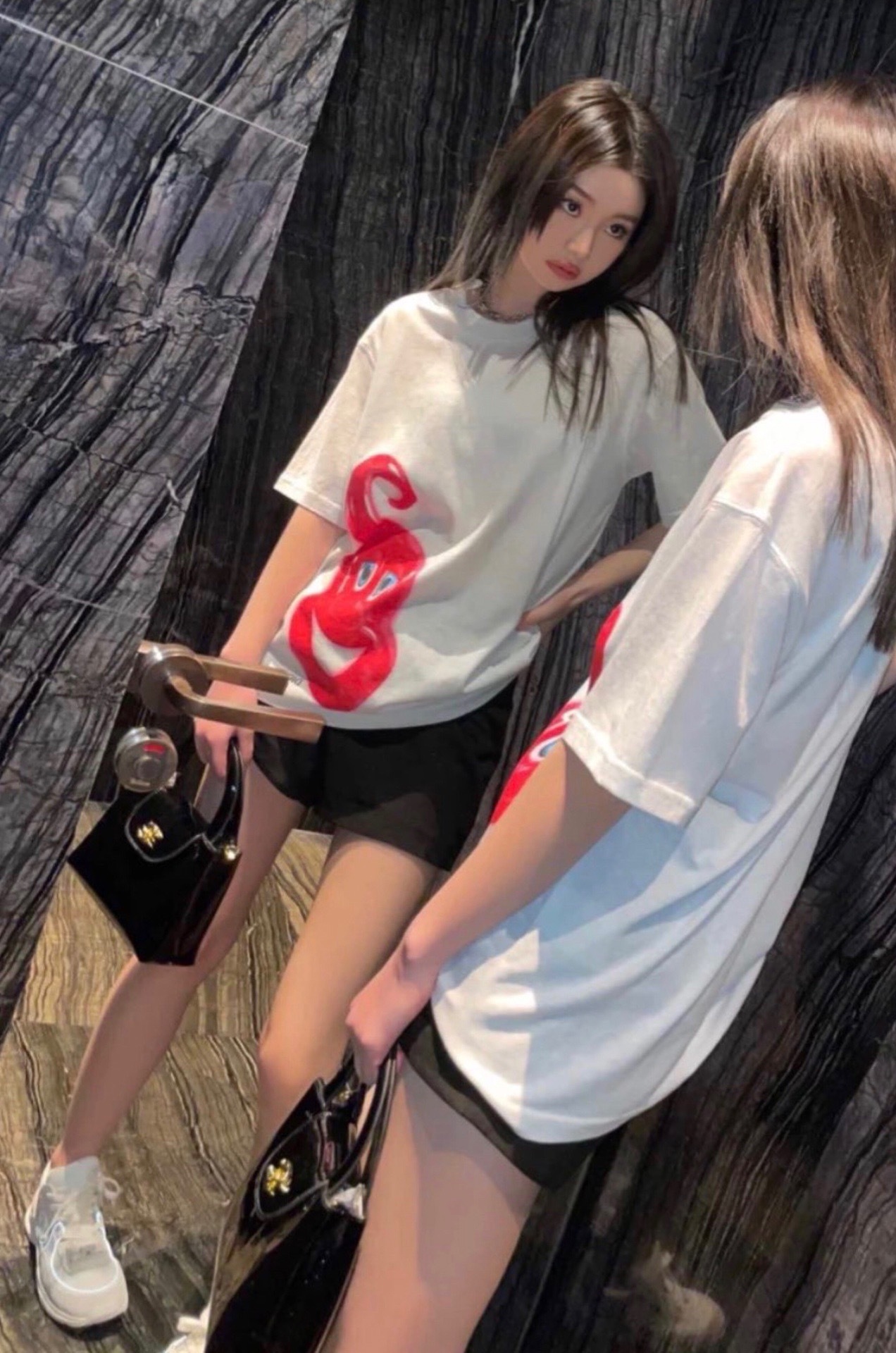  [DIOR x KENNY SCHARF] 디올 X 케니 샤프 오버사이즈 반팔 티셔츠 193J650A0700_C083