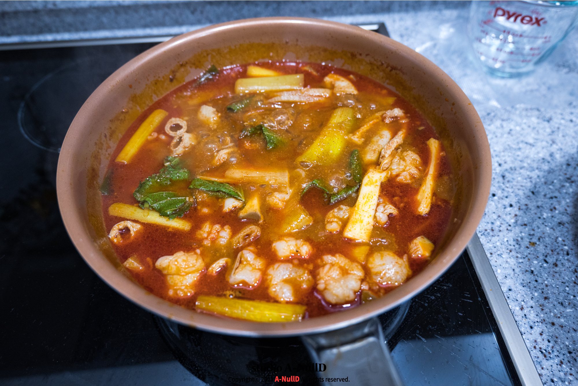  칼칼한 국물, 술안주로는 역시 국물이죠. 황소곱창전골 밀키트