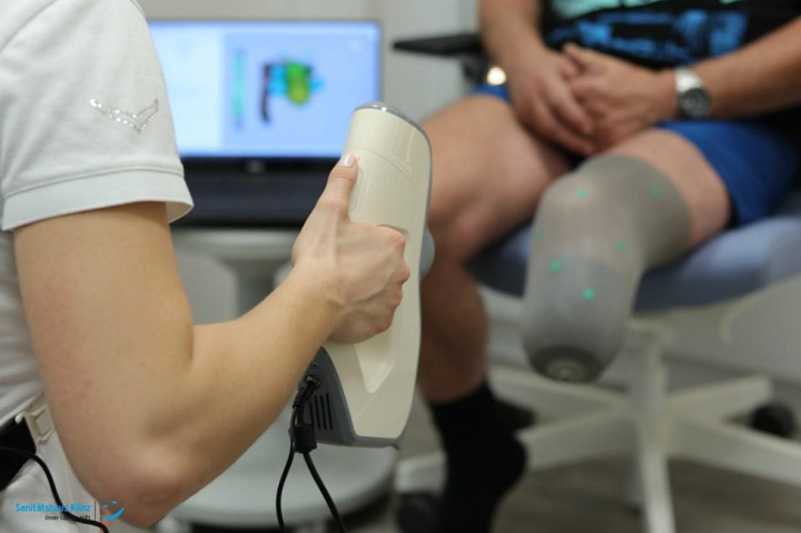 3D스캐너로 사람의 신체(무릎)을 스캔하고 있는 모습이다.