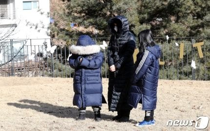  정인이 추모하러 온 이영애 가족