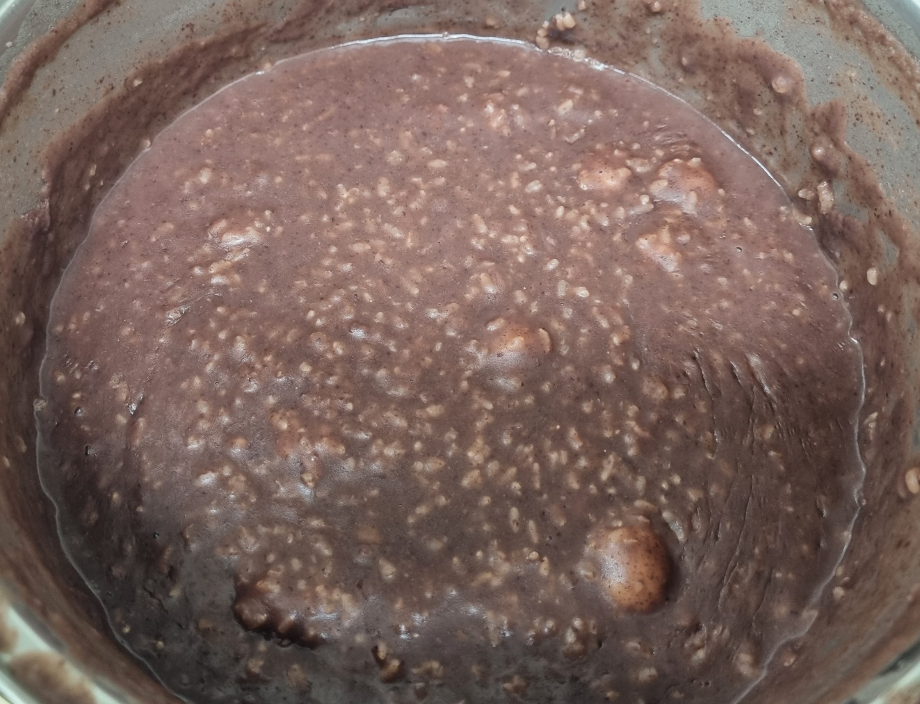 구내식당 커다란 냄비에 새알 띄운 동지팥죽이 먹음직스럽다.
