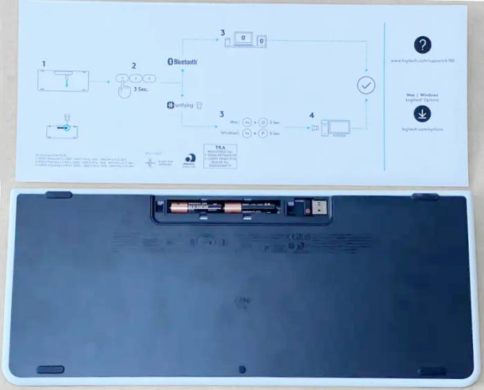 로지텍 무선 멀티디바이스 키보드 K780의 설명서와 후면 모습