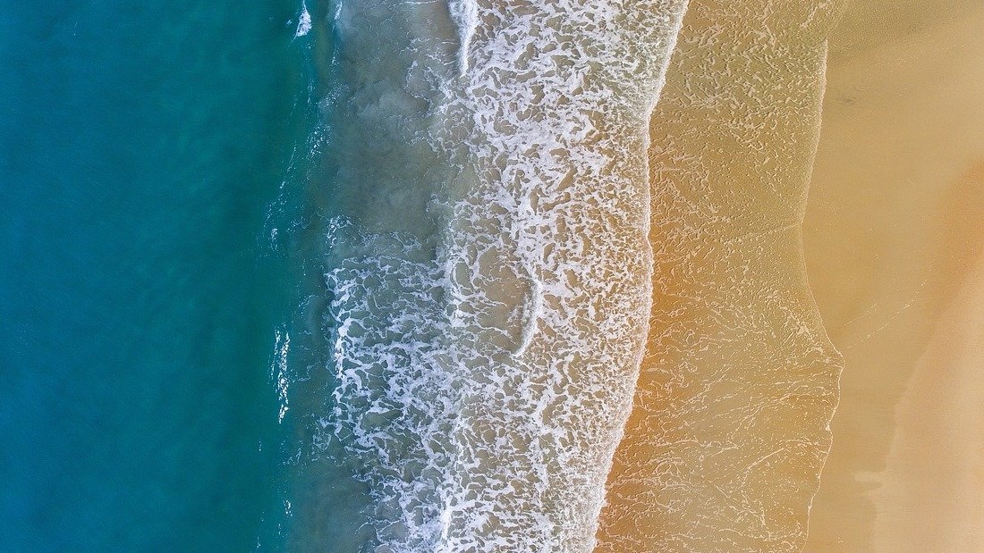모래 사장과 푸른 바다의 파도
