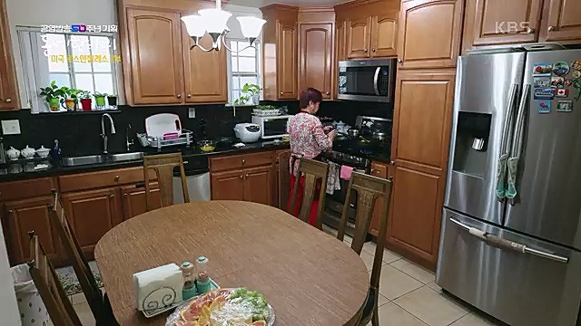 [213회] 동네 한 바퀴 - KBS꿈에도 그렸다, 우리 동네 - 미국 LA 2부] 잠시 머물다가는 이들을 손주처럼 여기며 푸근한 정으로 맞아주는 부부의 민박집에서 이튿날 여정을 시작한다.ts_20230326_181300.290.jpg