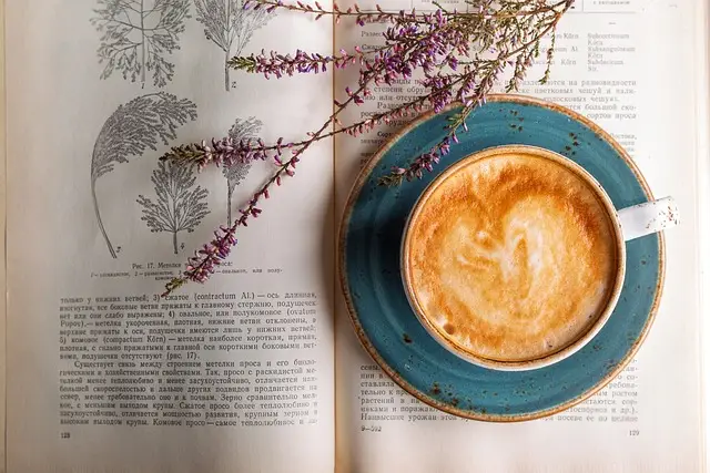여드름-피부에-안좋은-음식-책-위에-커피한잔