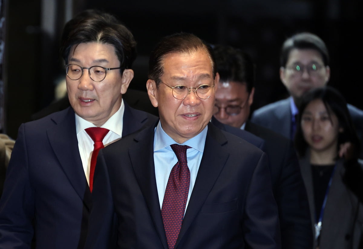 김문수 후보 캠프 핵심 직책 의원 "김 후보가 전형적 좌파식 조직 탈취 시도" 주장, 차명진 전 의원은 "당 지도부가 후보직 한덕수에게 바치려 해" - 김문수 캠프 핵심 직책 의원 "김 후보, 전형적인 좌파식 조직 탈취 전조 보여" 김문수 후보 캠프 핵심 직책 의원 "김 후보가 전형적 좌파식 조직 탈취 시도" 주장, 차명진 전 의원은 "당 지도부가 후보직 한덕수에게 바치려 해" - 김문수 캠프 핵심 직책 의원 "김 후보, 전형적인 좌파식 조직 탈취 전조 보여"