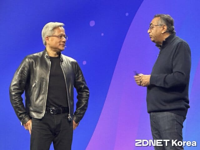 라구 라구람 VM웨어 CEO(오른쪽)과 젠슨 황 엔비디아 CEO가 대화 중이다.
