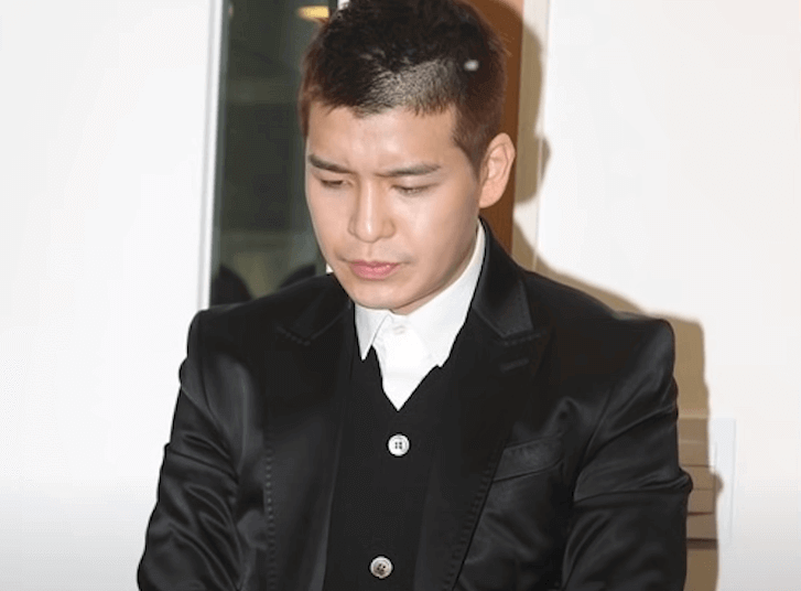 범죄자 젝스키스 강성훈이 머리를 숙이고 있다