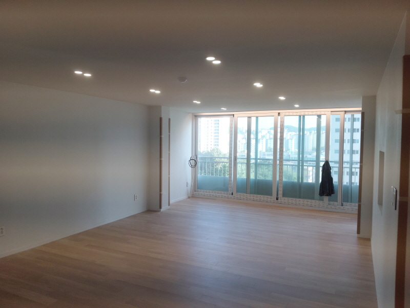 거실 벽면에 매입 박스를 시공한 무몰딩 인테리어 용인시 아파트 거실 리모델링 - 5