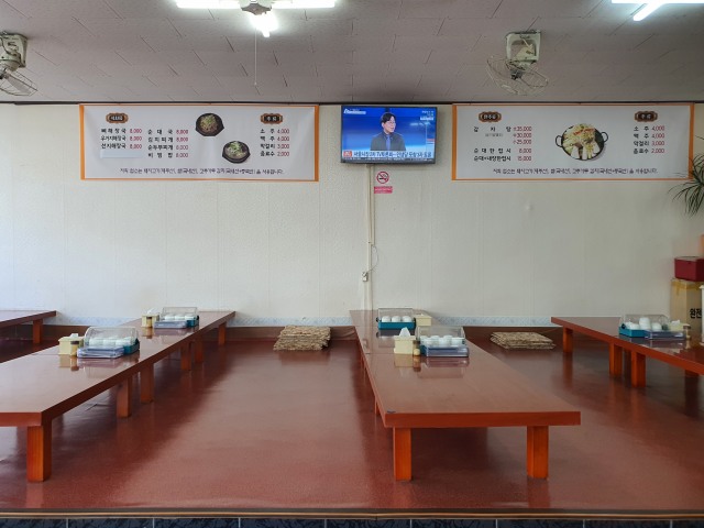 장수해장국 식당 내부