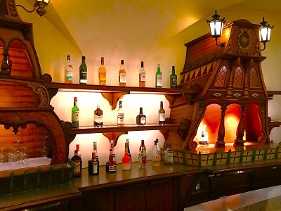 벽면에 각종 술로 장식되어 있다.