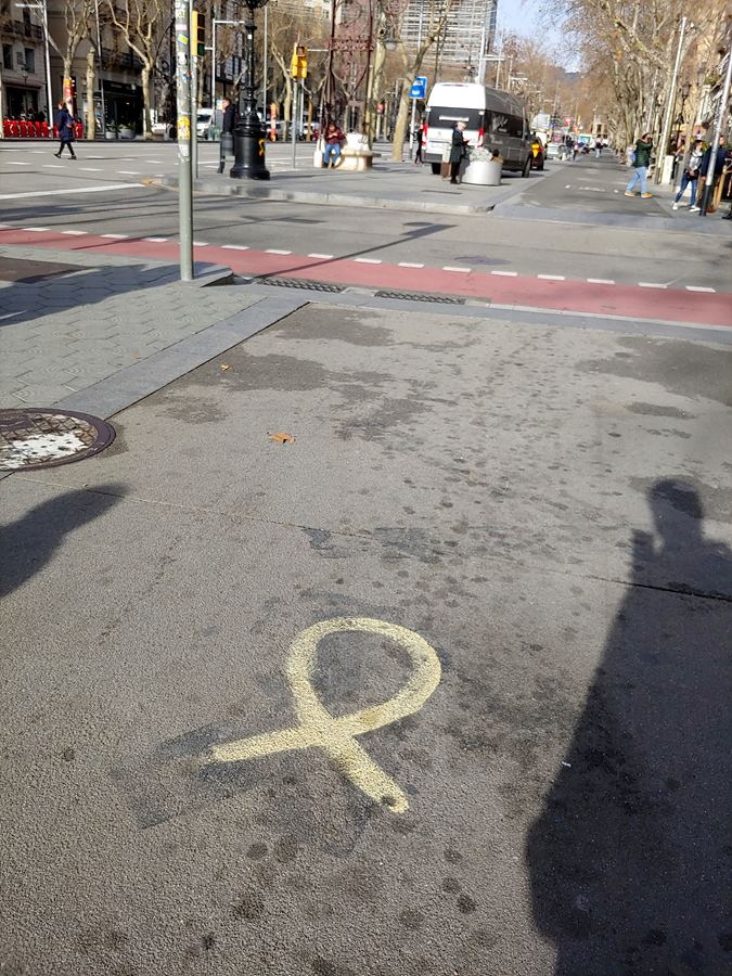 바르셀로나의 흔한 노란 리본. 길 바닥에도 쉽게 볼 수 있다.