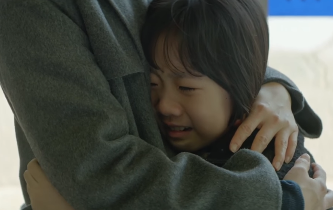 "아빠…엄마가 아빠 죽었다는데 거짓말이지?" 잘못 건 전화에 느닷없이 '아빠'냐며 펑펑 우는 아이, 10분뒤 다시 걸려온 전화에 남성은 눈물을 참을수가 없었습니다.