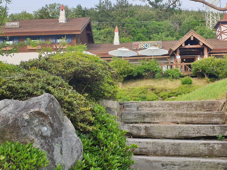  해변가 이탈리안 레스토랑. 일몰 해변가 산책.