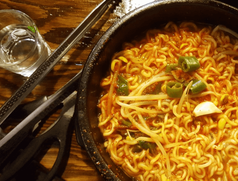 여기 라면은 적당히 졸여서 술 안주로도 좋다