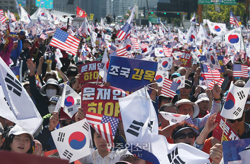 서울 광화문광장에서 문재인하야 범국민투쟁본부 주최로 열린 &lsquo;조국 법무부 장관 퇴진 촉구 집회&rsquo; 참석자들이 구호를 외치고 있다. 2019.10.09ⓒ김철수 기자