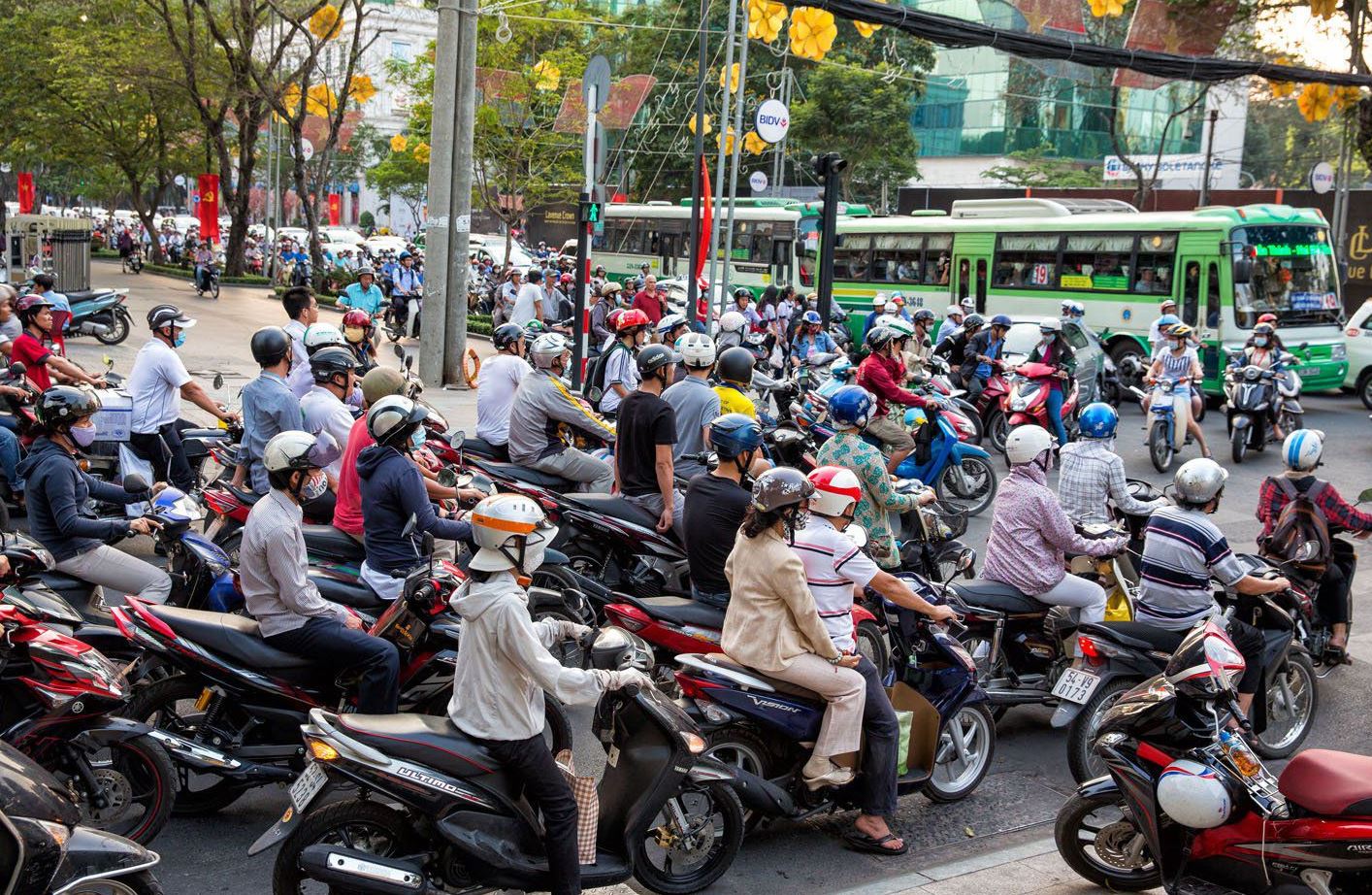 베트남-도로에-오토바이들이-있는-사진