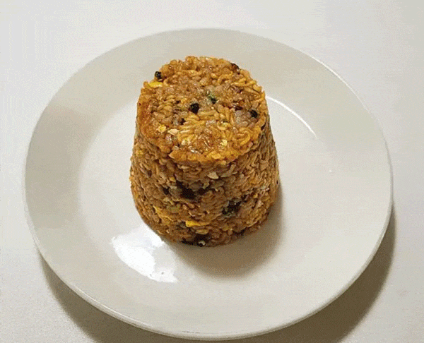 접시에 담는다