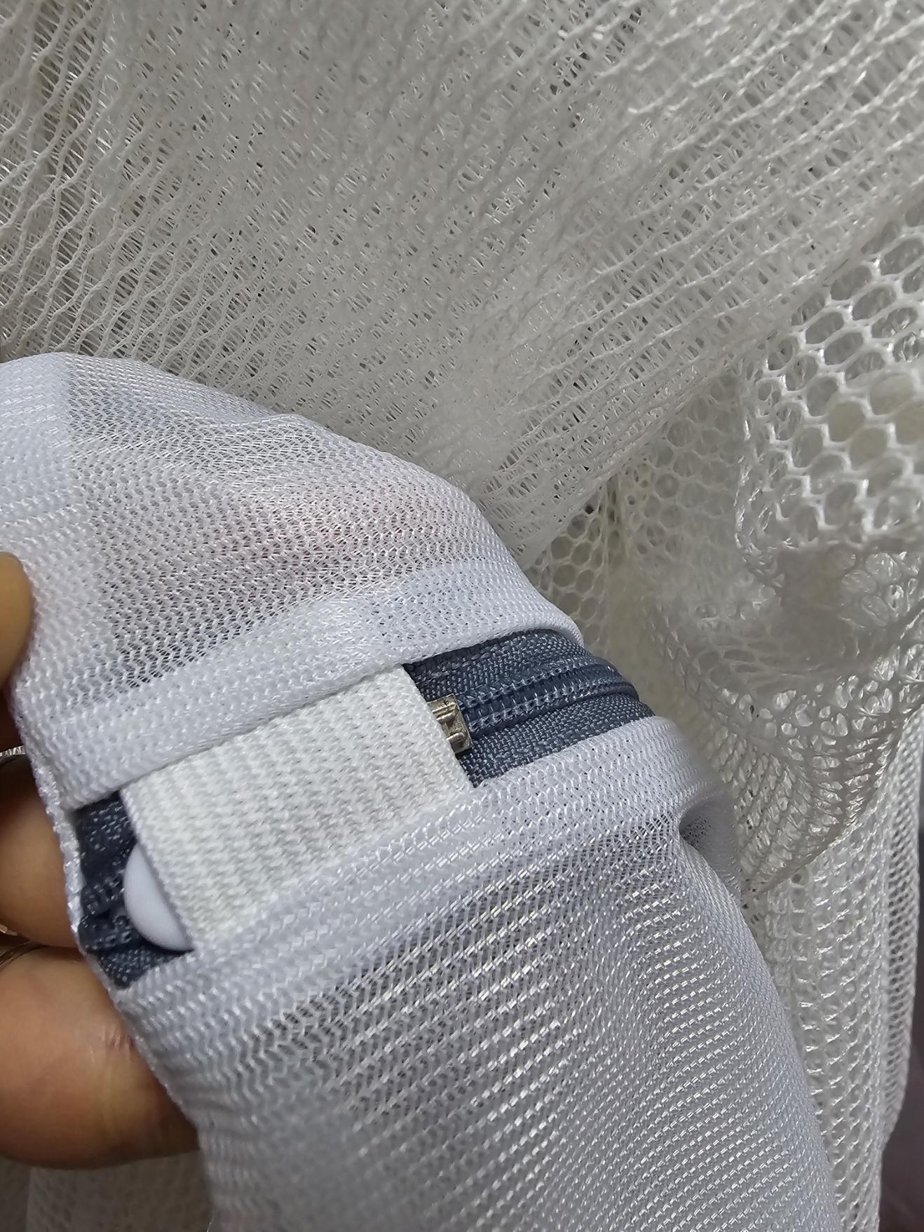 지퍼 덮개에 꼭 숨은 지퍼 지퍼에도 플라스틱 마감 처리가 되어 있다.