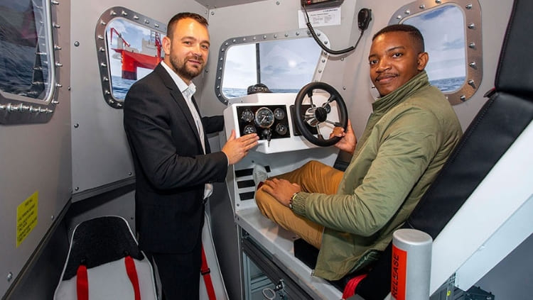  세계 최초 구명보트 시뮬레이터 ...획기적 구명 훈련 World-first for AIS Survivex following major investment in new state-of-the-art lifeboat simulators