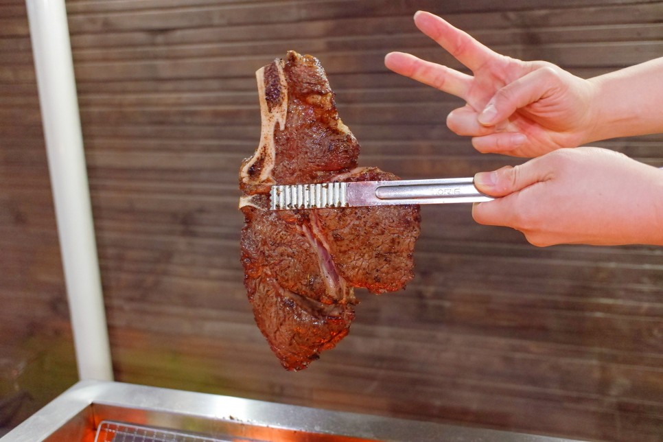 숯불에 구워도 맛있는 또마호크 스테이크 구이