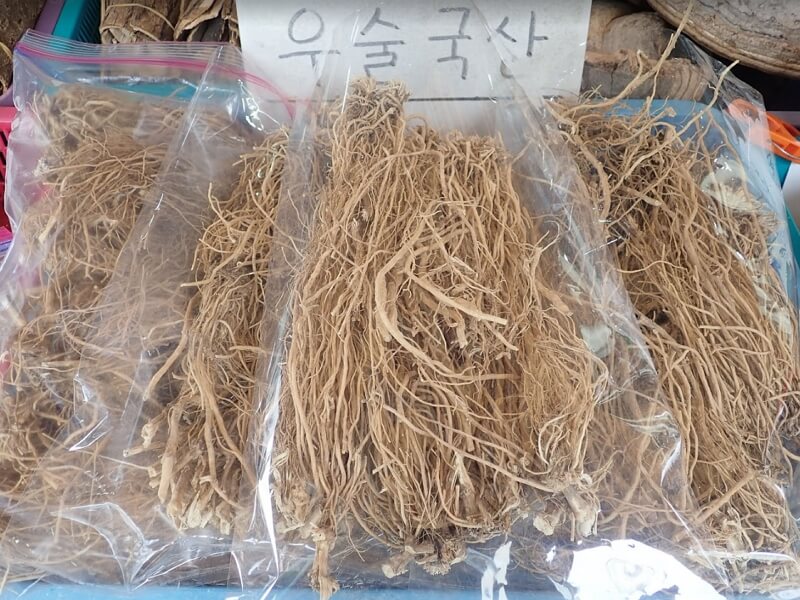 우슬뿌리를-약초가게에서-판매한는-사진