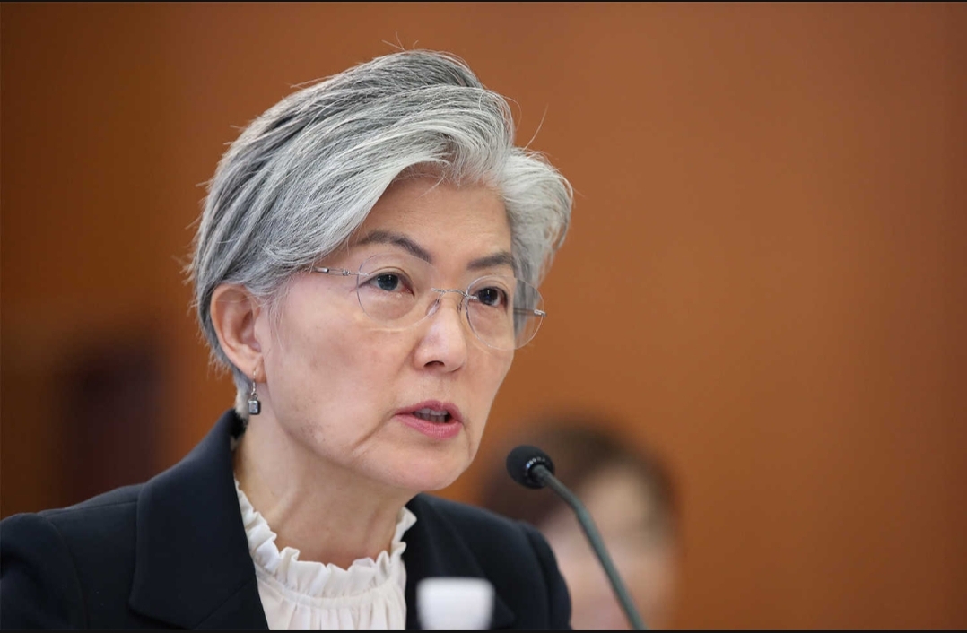  강경화 외교장관 그리스로부터 코로나19 대응 칭찬 받아