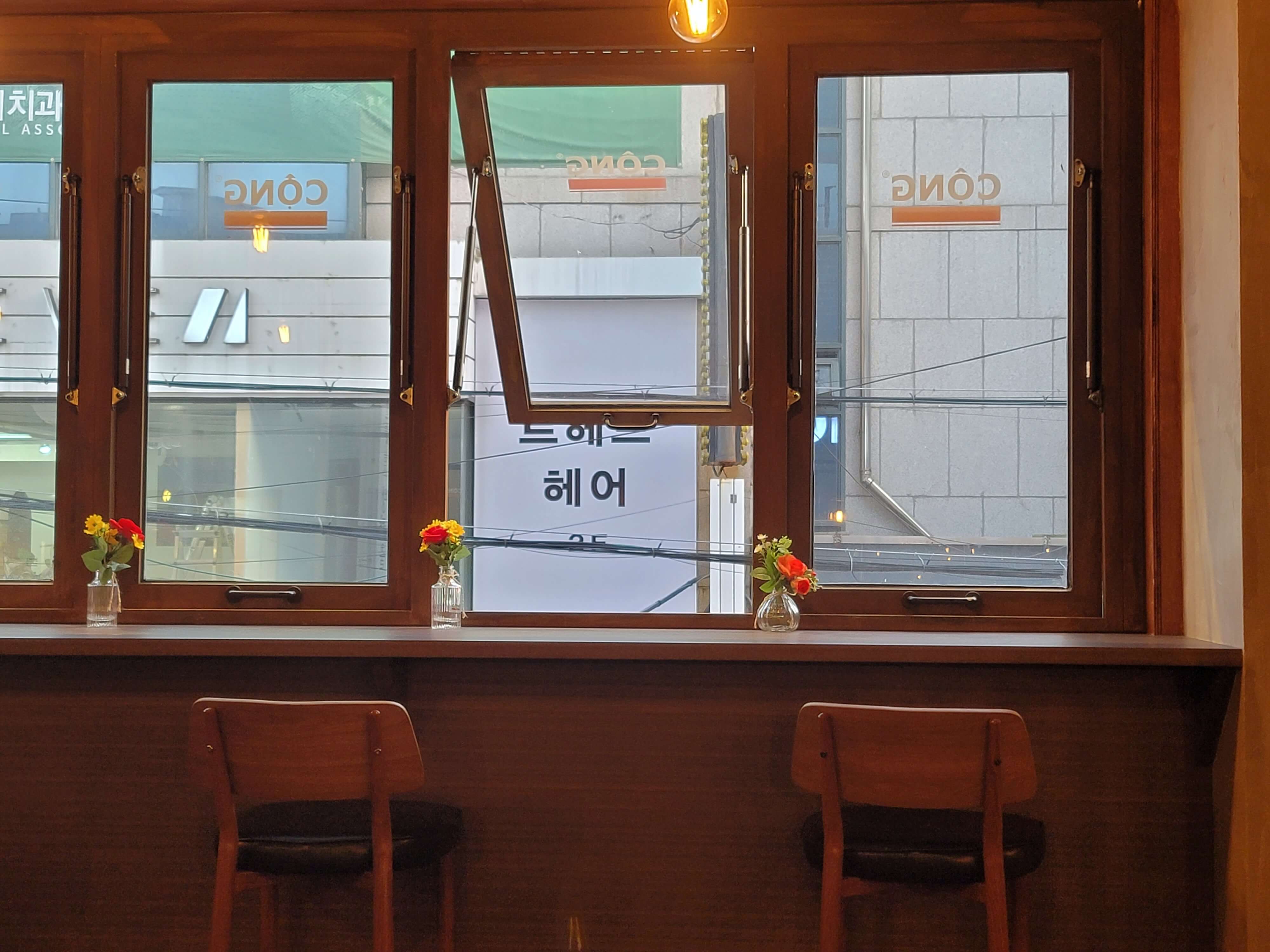 콩카페-창가-바테이블