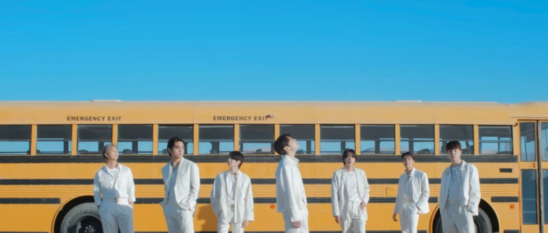 방탄소년단 뮤직비디오 버스 앞 단체샷
