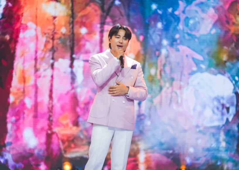 마이크를들고-노래하는-남성의모습