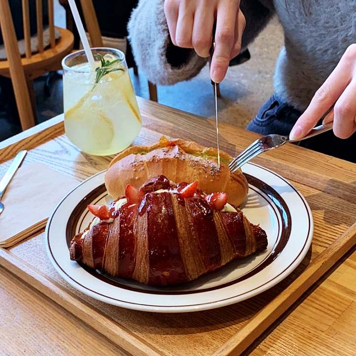 경희대 회기 맛집 추천 생방송투데이 하루 천 명 방문 화려한 유혹 딸기 만찬 크루아상 베이커리 디저트 카페 오늘방송 수상한 빵집