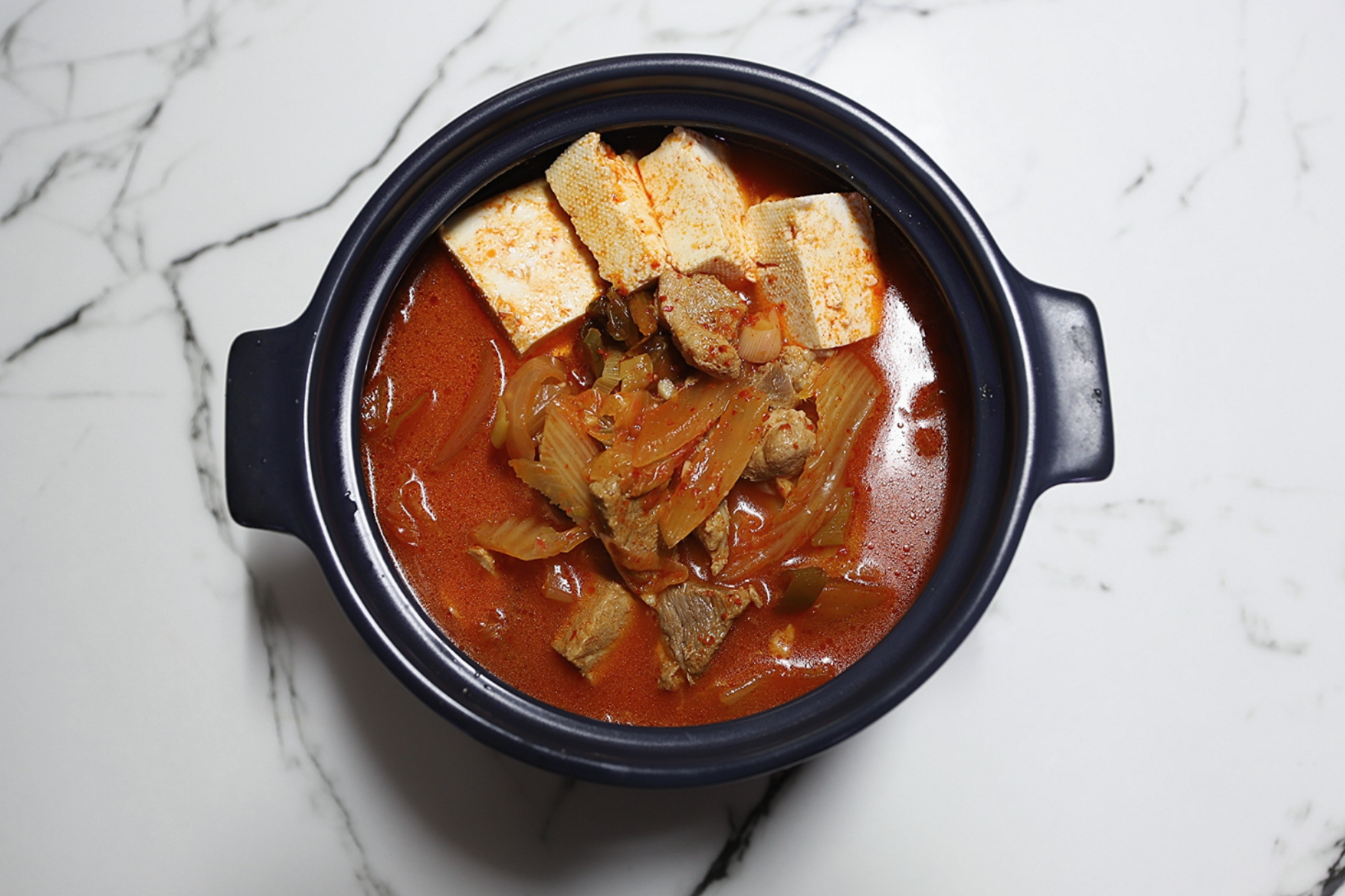 돼지고기-김치찌개-뚝배기에-담아-완성한-모습