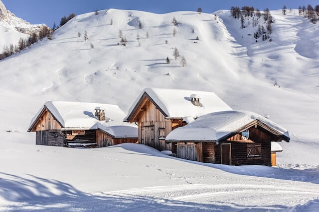 눈이 내려 하얗게 눈덮인 집과 풍경
