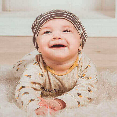 웃고있는 아기
