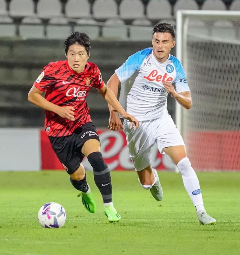 축구유니폼을입고-축구공을차려는두남성의모습