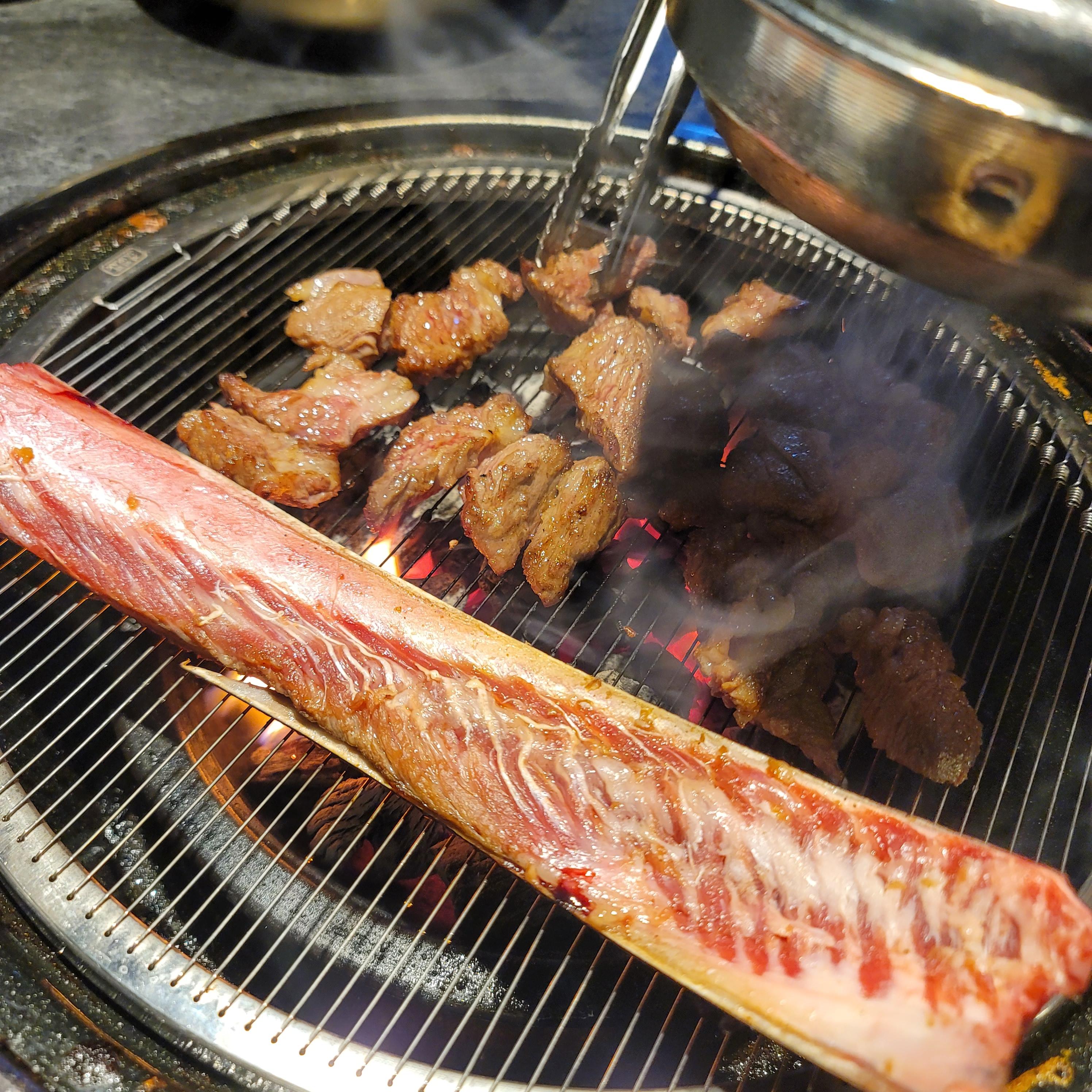 숯불에 구운 소갈비를 굽는다.