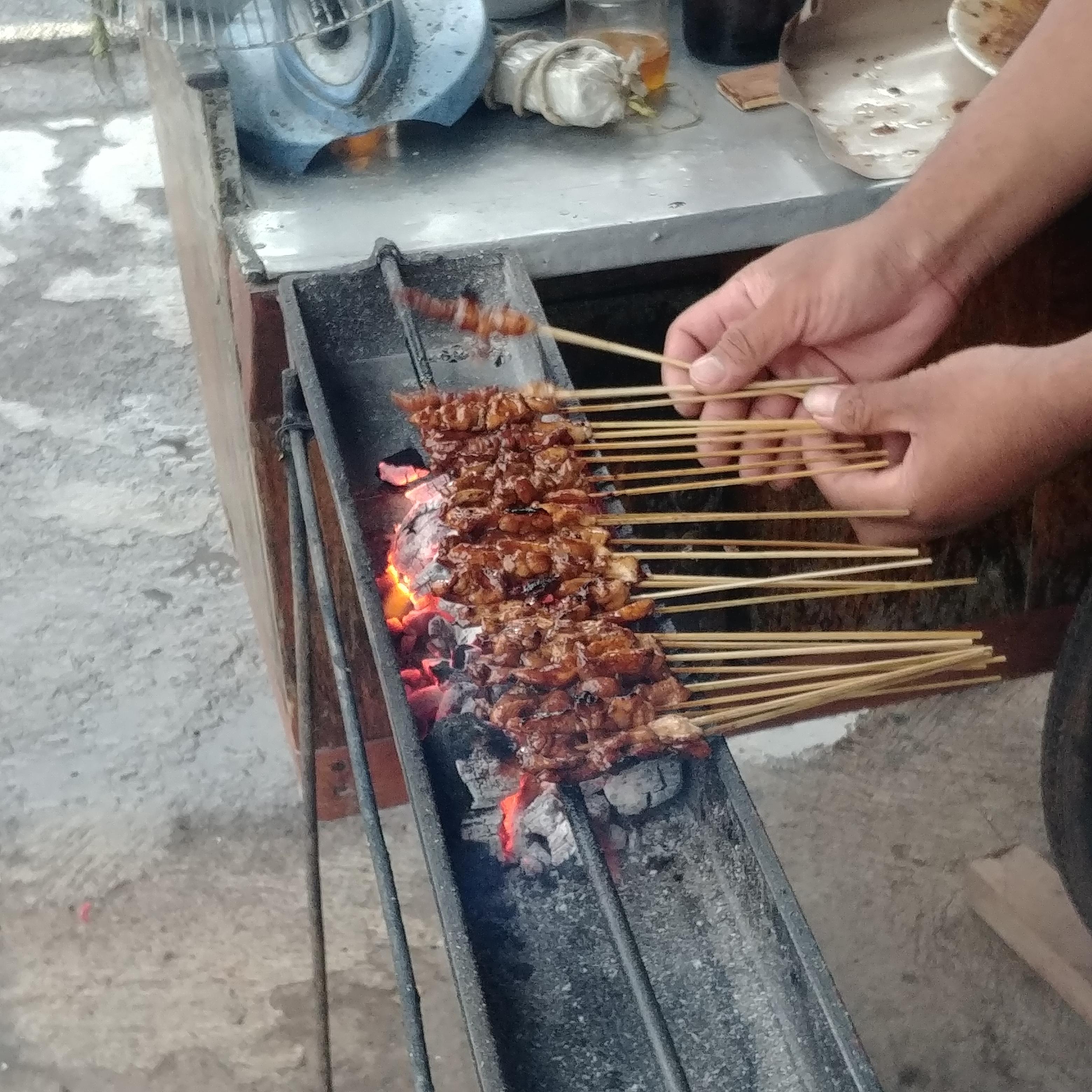 발리 여행에서 꼭 먹어야하는 길거리 음식 사태 Sate