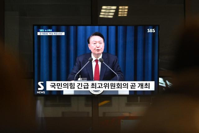 엄