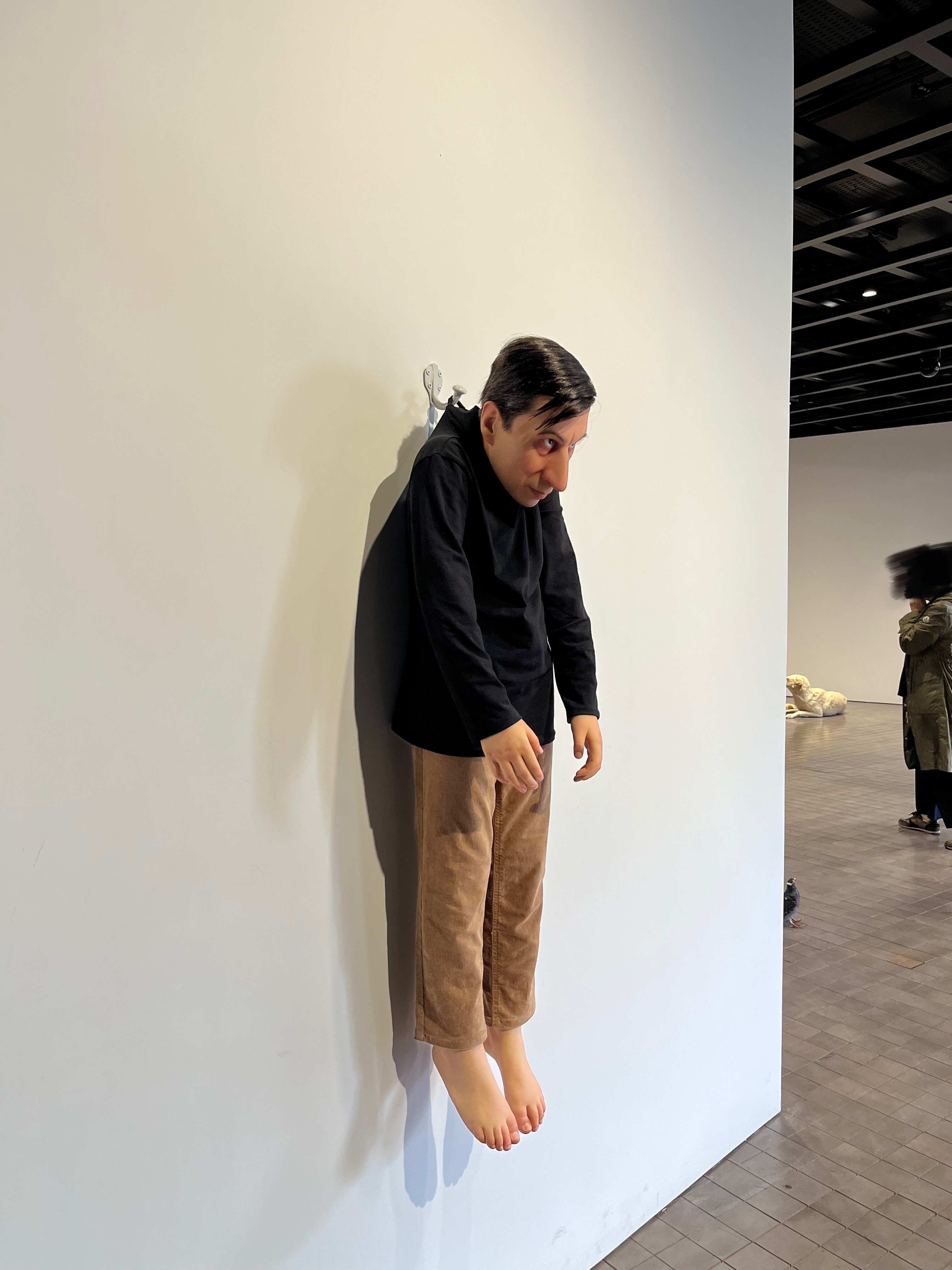 카텔란 옷걸이