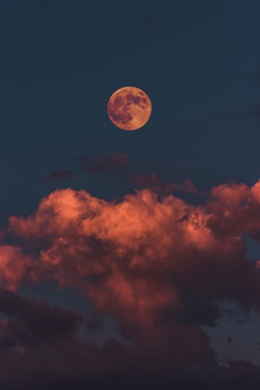 붉은보름달구름사이