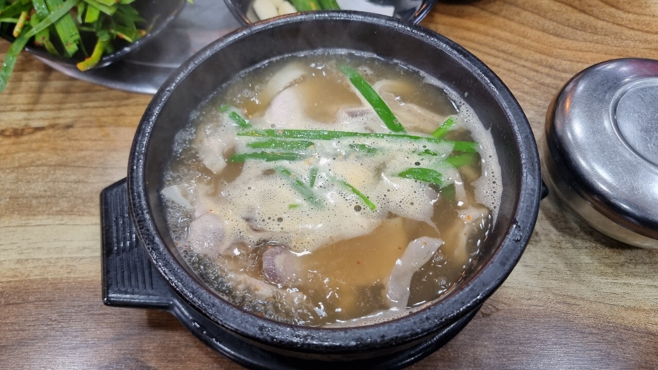 신창국밥 돼지국밥
부산식 돼지국밥
