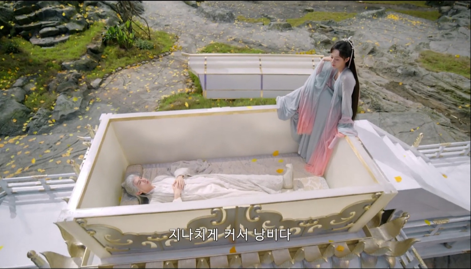 안담이-하얀대리석과-금으로-장식한-관을-응연에게-선물-응연이-관-안에-누워있다
