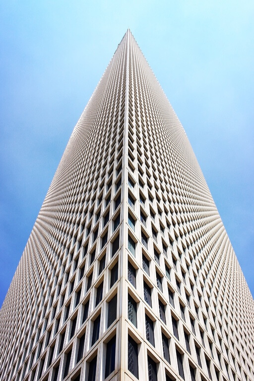 높은 빌딩을 아래에서 바라본 사진