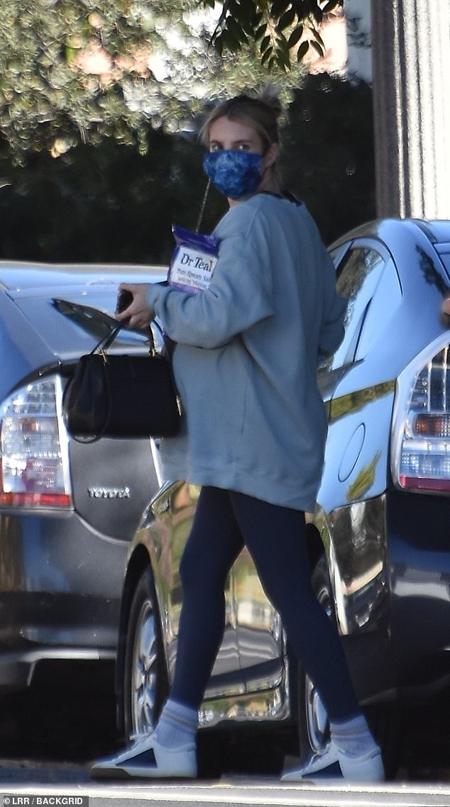  엠마 로버츠 (Emma Roberts), LA서 심부름 중 헐렁헐렁한 맨투맨 입고 .. 첫 아이 출산 앞두고 있는 엠마로버츠