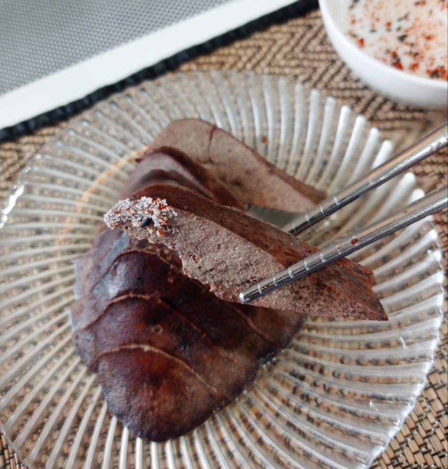  철분이 부족할 땐 세상 간단한 돼지 간 요리! (feat. 1불로 해외살이 중 처음 본 환상적인 순대 부속의 맛)
