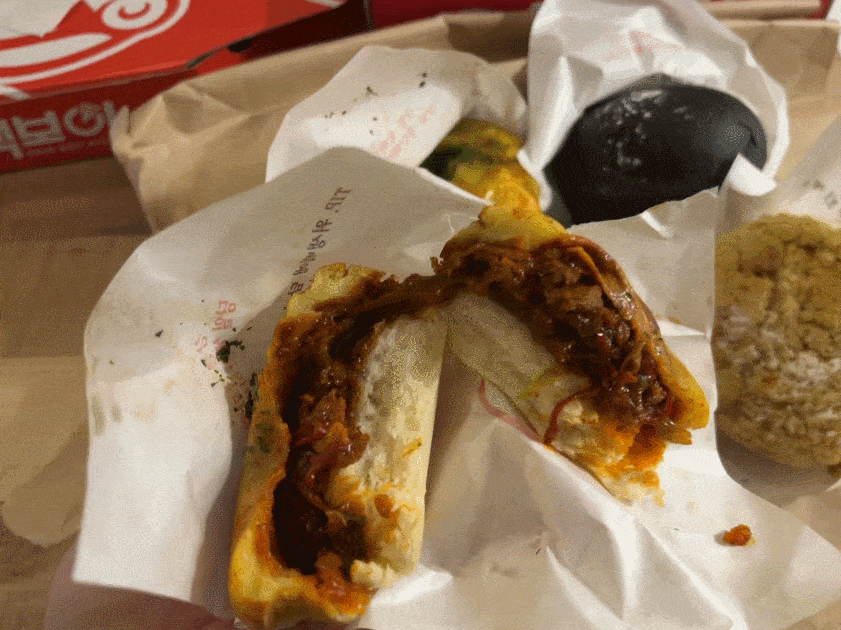 불짬뽕빵은 빵안에 불향 가득하고 매콤한 내용물이 가득 들어 잇습니다