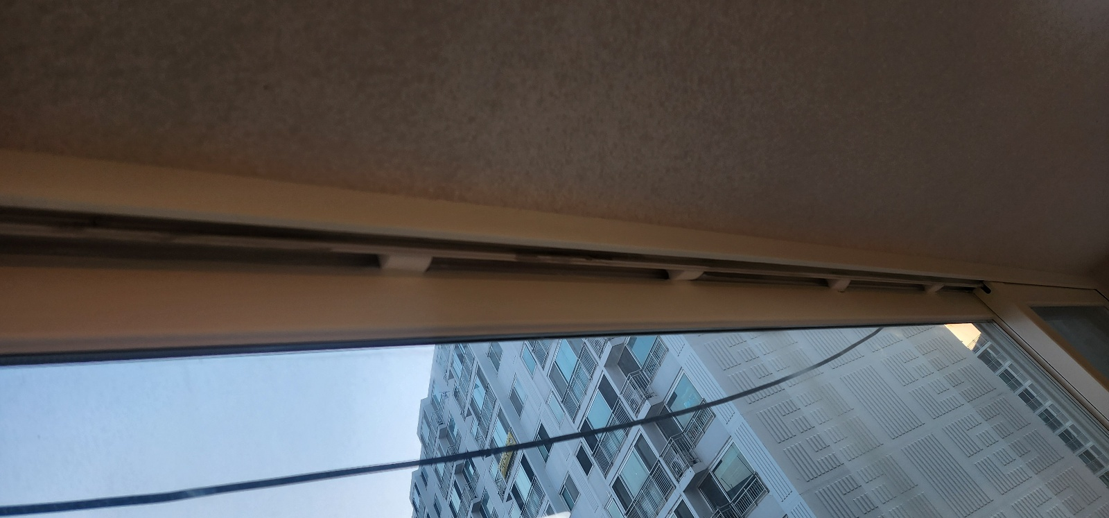 샤시 상단 시공 모습